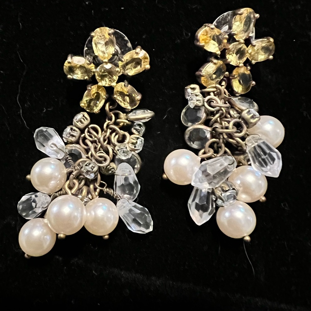 Vintage chandelier pierced post cha cha gold tone faux pearl earrings.